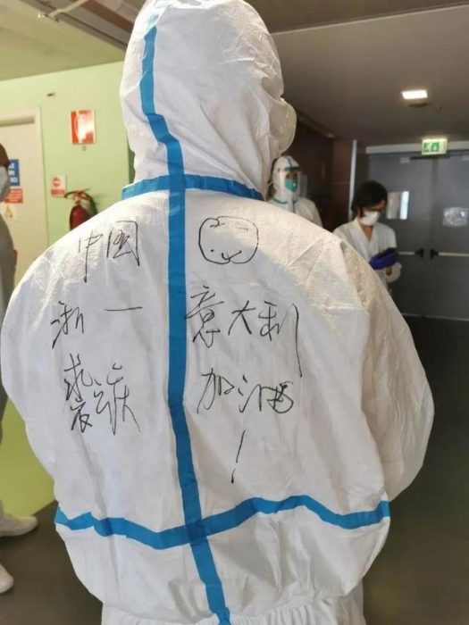 裘云庆在防护服背后写下"意大利,加油!"的祝福语.受访者供图