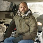 年薪6万?一线医护人员为何过得像流浪汉?