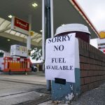 英国近三分一油站无汽油供应 车主排足三日队仍未能入油