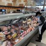 加拿大民众用不同方式应对通胀