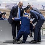 拜登摔倒!出席美國空軍學院典禮被沙袋絆倒