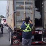 警方拦截401高速可疑货车 追回多辆被盗车!