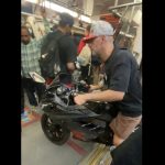 视频:男子推摩托车进TTC地铁车厢 恐被高额罚款!