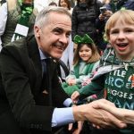 新总理卡尼60岁大寿 出席St. Patrick’s Day巡游与民同乐