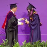 “最高学历”Labubu︱清华毕业生潮玩上台“拨穗” 惹沾污学术殿堂争议︱有片