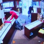 4蒙面賊洗劫西雅圖珠寶店 90秒內掠走1560萬元財物