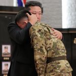 金正恩向援俄士兵授勋 哀悼阵亡者表示“心痛”落泪