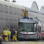 墨西哥中部雙層巴士與火車相撞 至少10死61人受傷