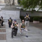 黑命贵︱FBI秋后算账 炒多名2020年单膝跪特工