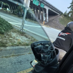 西溫哥華髮生路怒事件 摩托騎士搗毀平治車