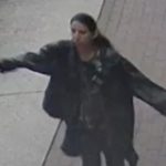 认识此人吗?她随机攻击多名陌生人 警方通缉中