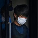 安倍晋三遭枪击身亡案开审 被告当庭认罪 700人排队旁听