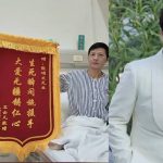 内地演员张颂文获赠锦旗 在家乡韶关抬车救人