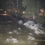 天氣糟糕 有人被樹砸死 有人在溪流河岸恐遭洪水吞噬