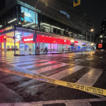 Bloor街—央街交界高处坠冰 路口封闭一夜