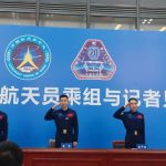 神二十太空人歸來首公開亮相 詳述碎片撞擊險情