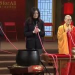 法鼓山撞鐘︱鄭麗文握繩現離奇抖動惹熱議 國民黨 :受到神明感召︱有片