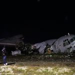 玻利維亞運鈔機墜毀15死30傷 民眾瘋搶散落鈔票 軍警發射催淚彈驅趕