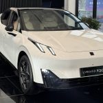 領克汽車致歉|車主叫「關閱讀燈」 語音助手誤熄車頭燈致撞車|有片