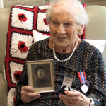 跨越80年等待 108歲二戰女兵終獲英國戰功勳章