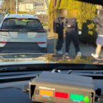列治文“学神”突切线爬警车头 警方发现4项违例即罚款扣分
