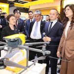 郑丽文访陆︱会陈吉宁后由宋涛陪同夜游黄浦江 访美团总部体验无人机送奶茶