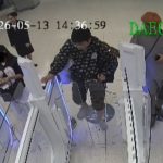 中國男子大鬧曼谷機場被捕 失控踢壞自動閘門遭索償 終身被禁入境