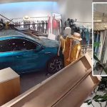 生死瞬间|蓝色SUV失控冲入服装店 父“神反应”拉走孩子避死劫|有片