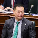 住所距议会仅5.9公里 亚裔厅长3年报销逾1.6万元酒店费遭批滥用公帑