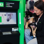 道明银行温哥华设“毋须密码”狗狗专用ATM