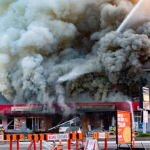 【多图】埃德蒙顿车祸撞断天然气总管致大爆炸 大楼烧塌一死两失踪