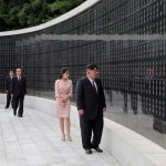 北韩“解放节”纪念二战终结 金正恩携妻女参谒烈士陵园