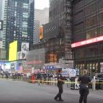 纽约时代广场 | 女子持刀砍人酿1死1伤 遭警员开枪击中身亡