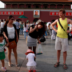 中国新出境限制规定生效 专家吁旅客重新考虑赴华行程