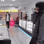【有片】3人闯本拿比商店 胡椒喷雾射店员半分钟掠逾2,000元货