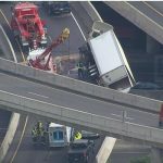 卡车翻车 401高速部分路段关闭