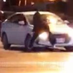 惊悚一刻 路怒男子趴在飞速行驶汽车的引擎盖