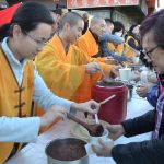 列治文的加拿大少林寺文化中心派粥慶「臘八」