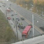 刚刚!当河谷大道两车相撞一车侧翻 两条车道被封