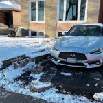 【视频】铲雪车高速清理行人路积雪 撞毁民居护土墙后竟离开?