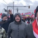 极端示威者包围记者辱骂 警方介入干预并将调查追责