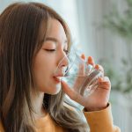 飲水身體好?女子日飲3L水致尿頻失眠/精神差 醫生揭飲水黃金公式