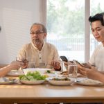 吃飯時看手機恐傷大腦 自測「大腦過勞」8大徵兆 如何睡覺才能恢復?