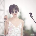 李亚鹏女友晒音乐节近照 穿吊带裙自信开唱