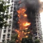 【视频】重庆居民楼从楼底烧到楼顶 众人合力掀翻违停车给消防车腾道