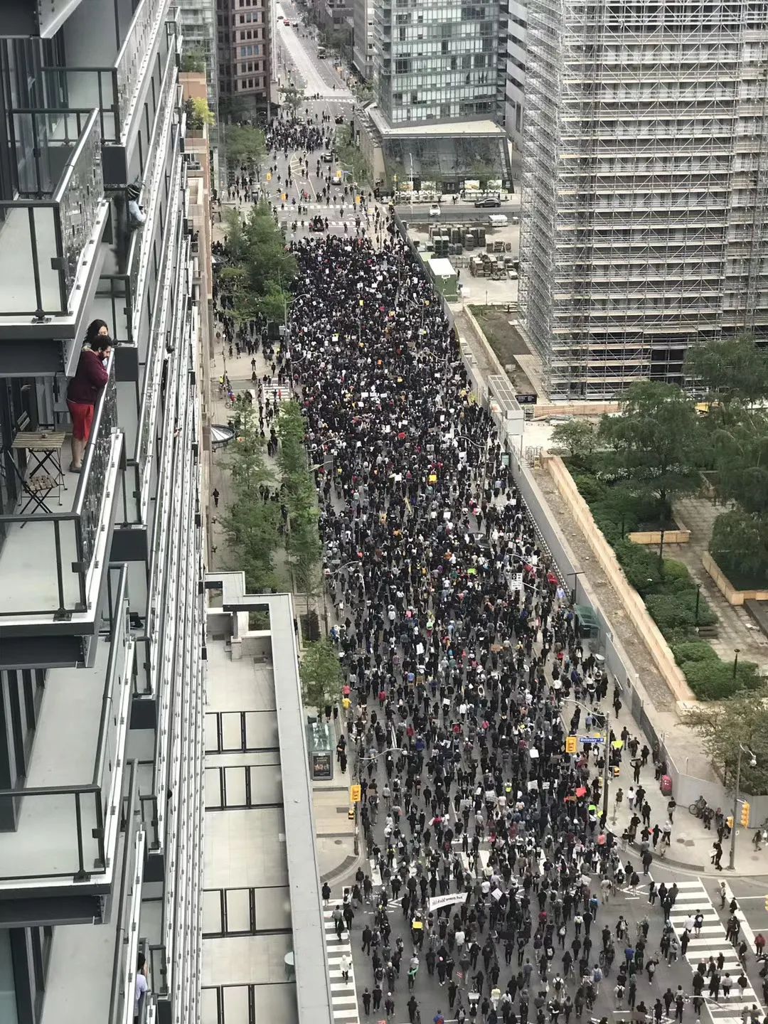 剛剛! 成千上萬人走上多倫多街頭示威遊行! 不是因為美國!