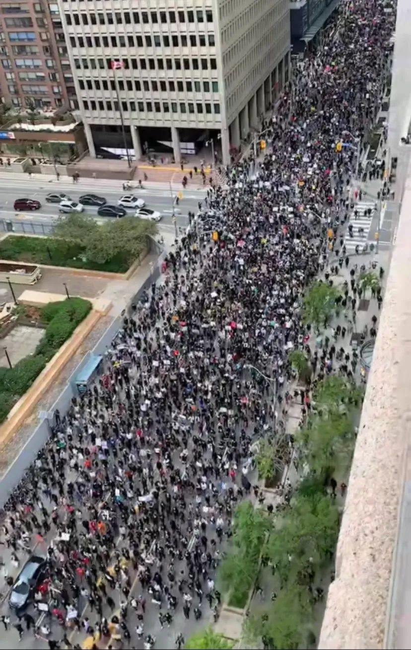 剛剛! 成千上萬人走上多倫多街頭示威遊行! 不是因為美國!
