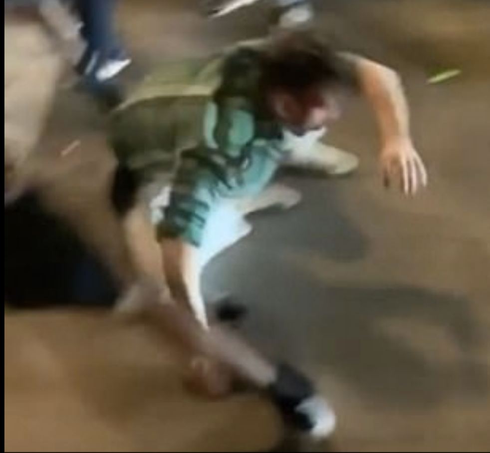 欧美多城市爆发示威! 店主被暴徒殴打倒在血泊中 民众不敢出门!