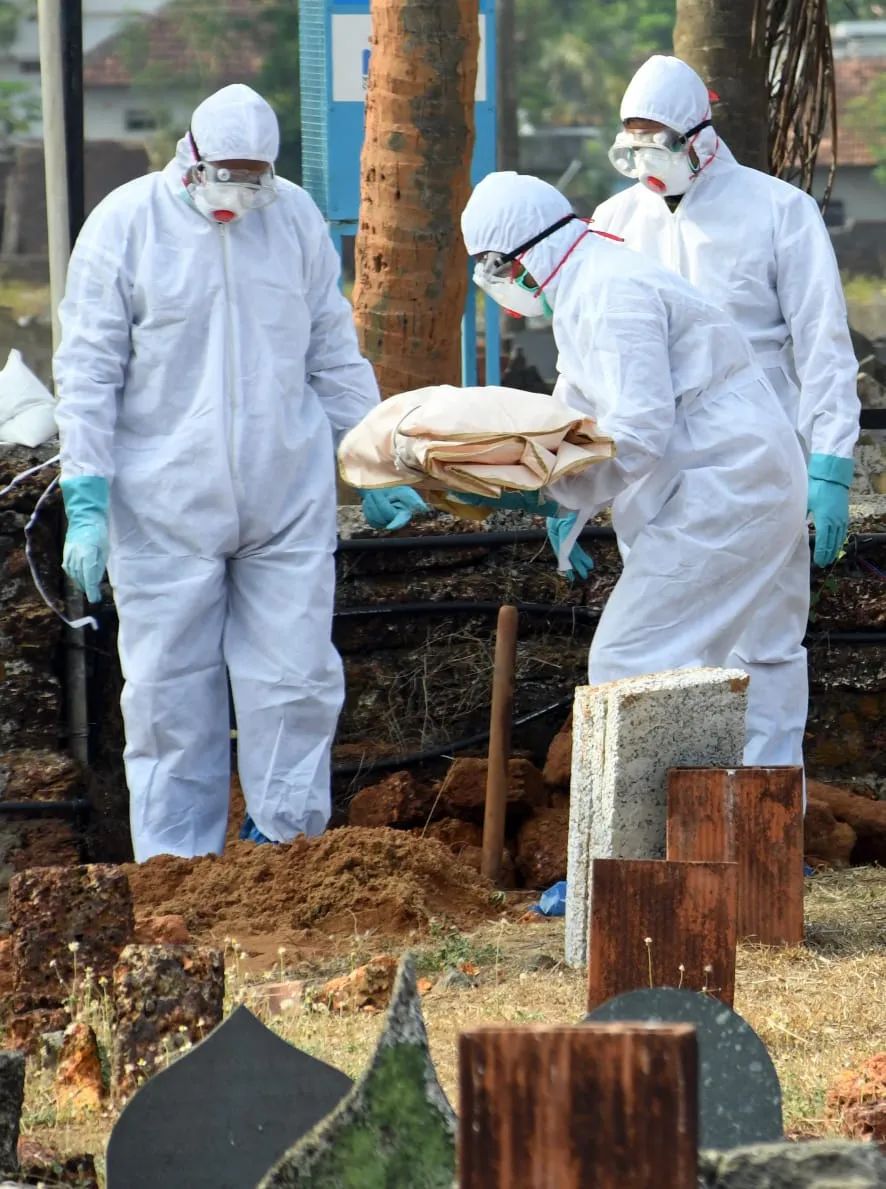 只待了5分钟, 病毒传染给全家! 男子患新冠死亡 28人全确诊!
