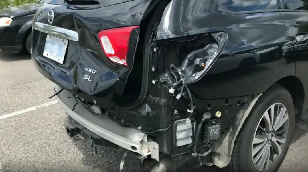 這也太倒霉了吧！車行職員撞爛維修車輛 萬元維修費到底誰來負責？